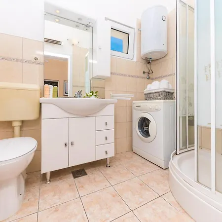 Gorgeous In Okrug Gornji Apartment *