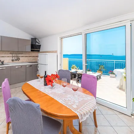 Gorgeous In Okrug Gornji Apartment Trogir