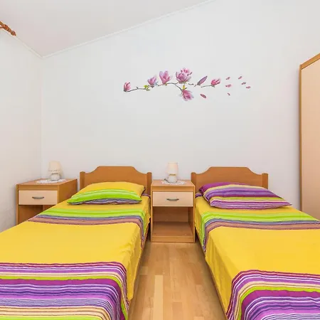 Apartment Gorgeous In Okrug Gornji Trogir