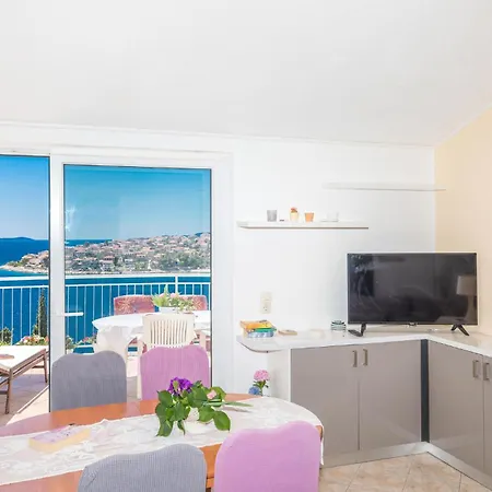 Gorgeous In Okrug Gornji Apartment