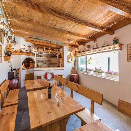 Apartment Gorgeous In Okrug Gornji
