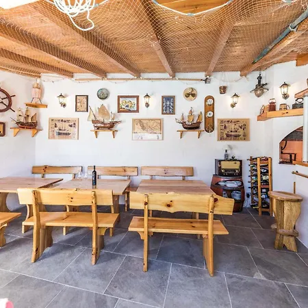 Gorgeous In Okrug Gornji Apartment Trogir