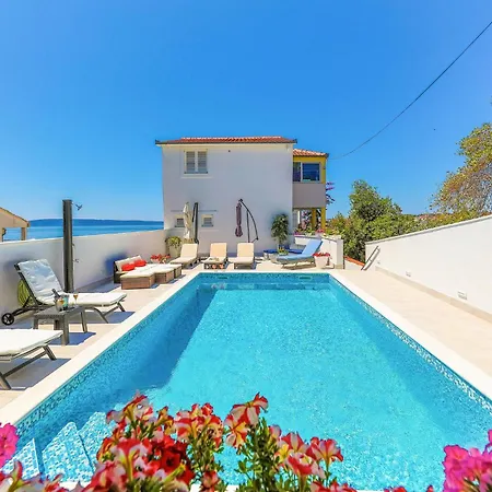 Apartment Gorgeous In Okrug Gornji Trogir